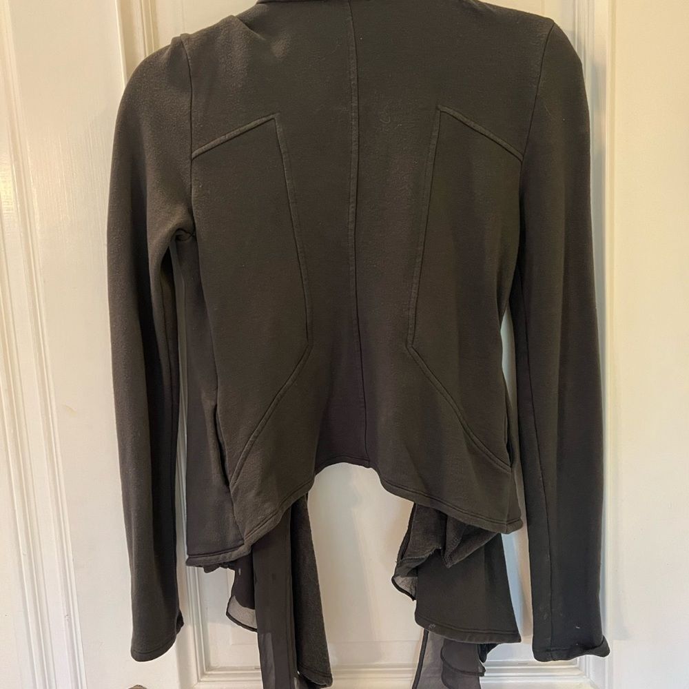 Sweater, jacket with zipper and ruffle