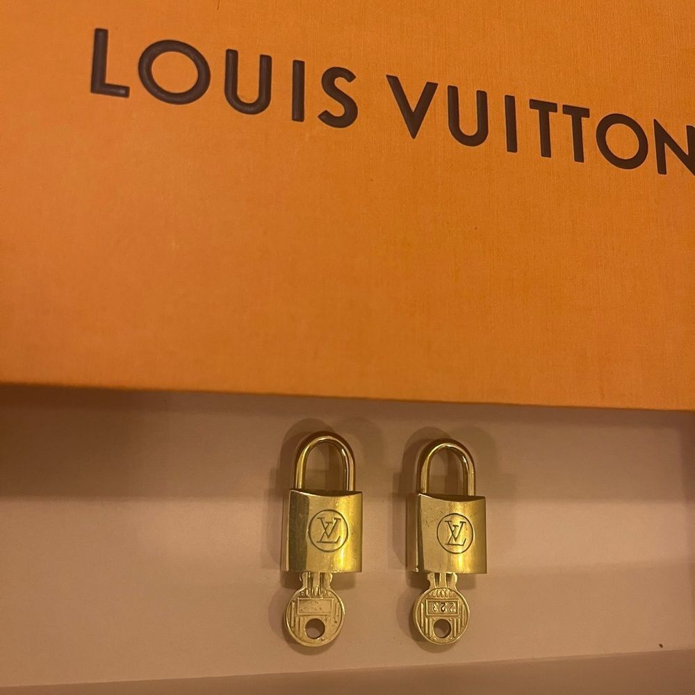 AUTHENTIC VINTAGE LOUIS VUITTON PADLOCK AND KEY