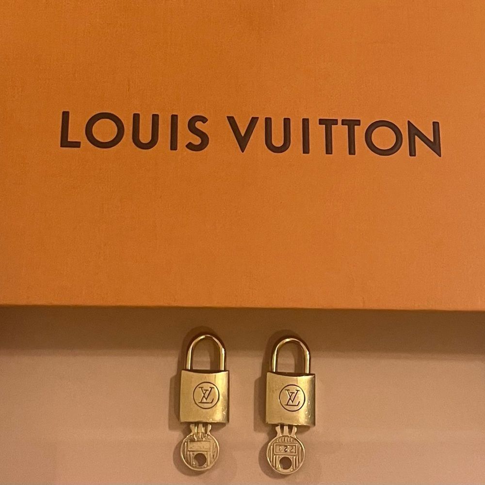 AUTHENTIC VINTAGE LOUIS VUITTON PADLOCK AND KEY