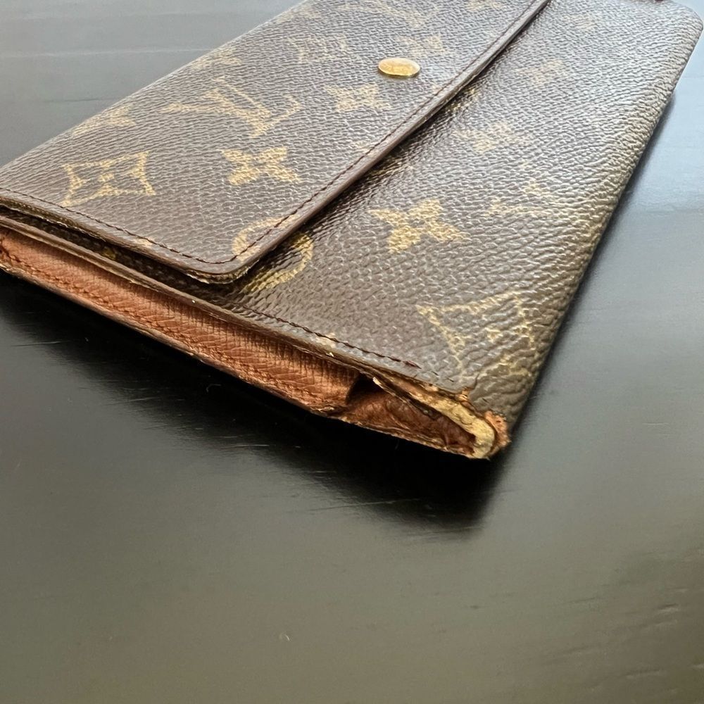 AUTHENTIC LOUIS VUITTON MONOGRAM SARAH WALLET