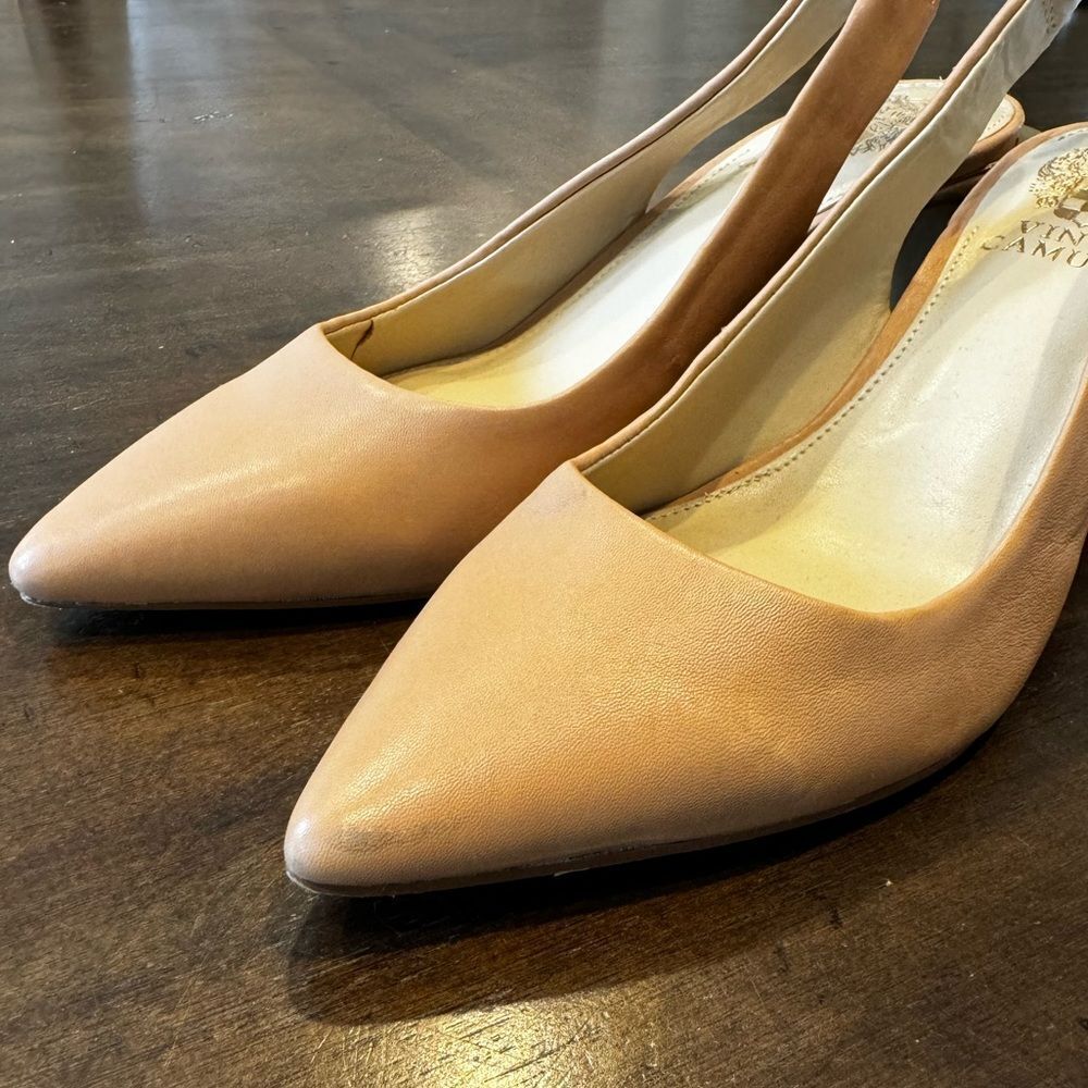 VINCE CAMUTO beige/cream heel shoe