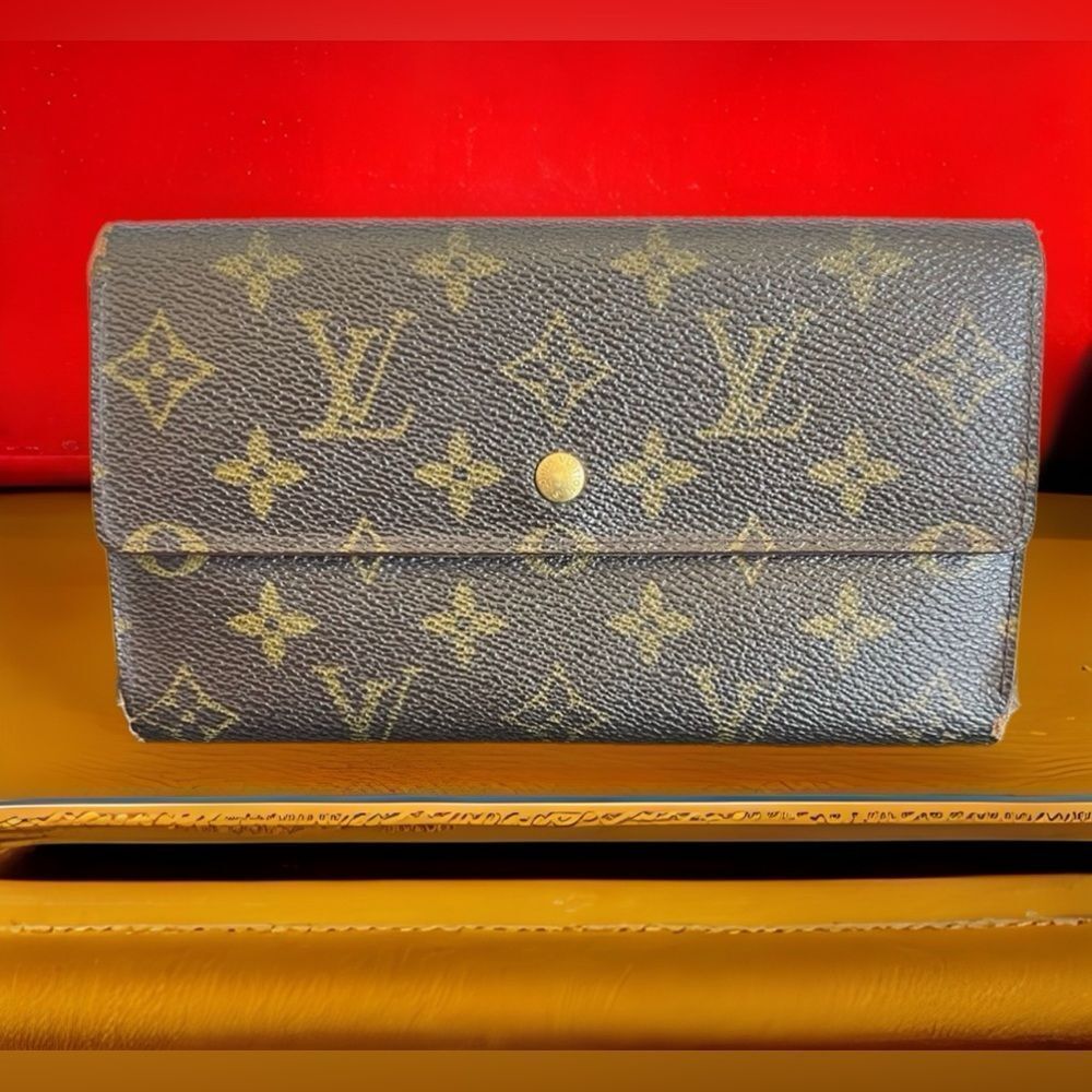 AUTHENTIC LOUIS VUITTON MONOGRAM SARAH WALLET