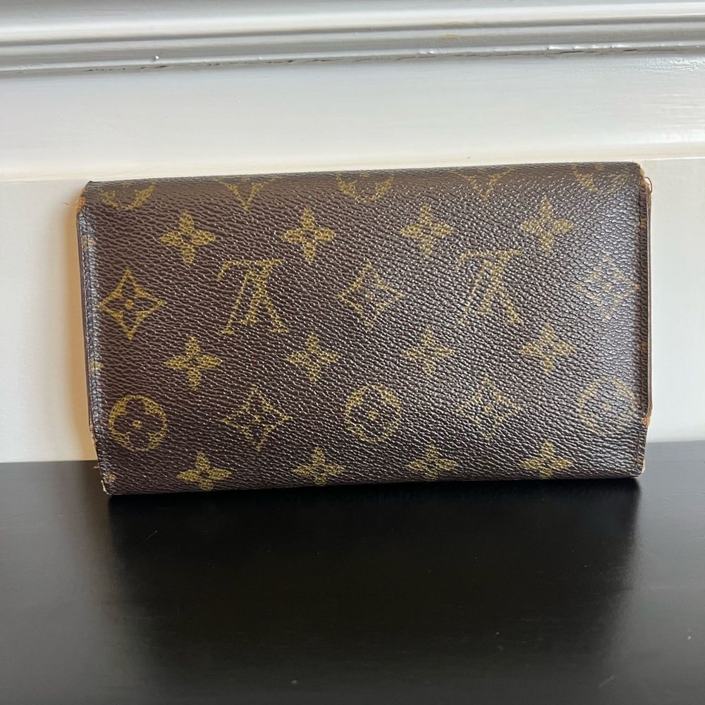 AUTHENTIC LOUIS VUITTON MONOGRAM SARAH WALLET