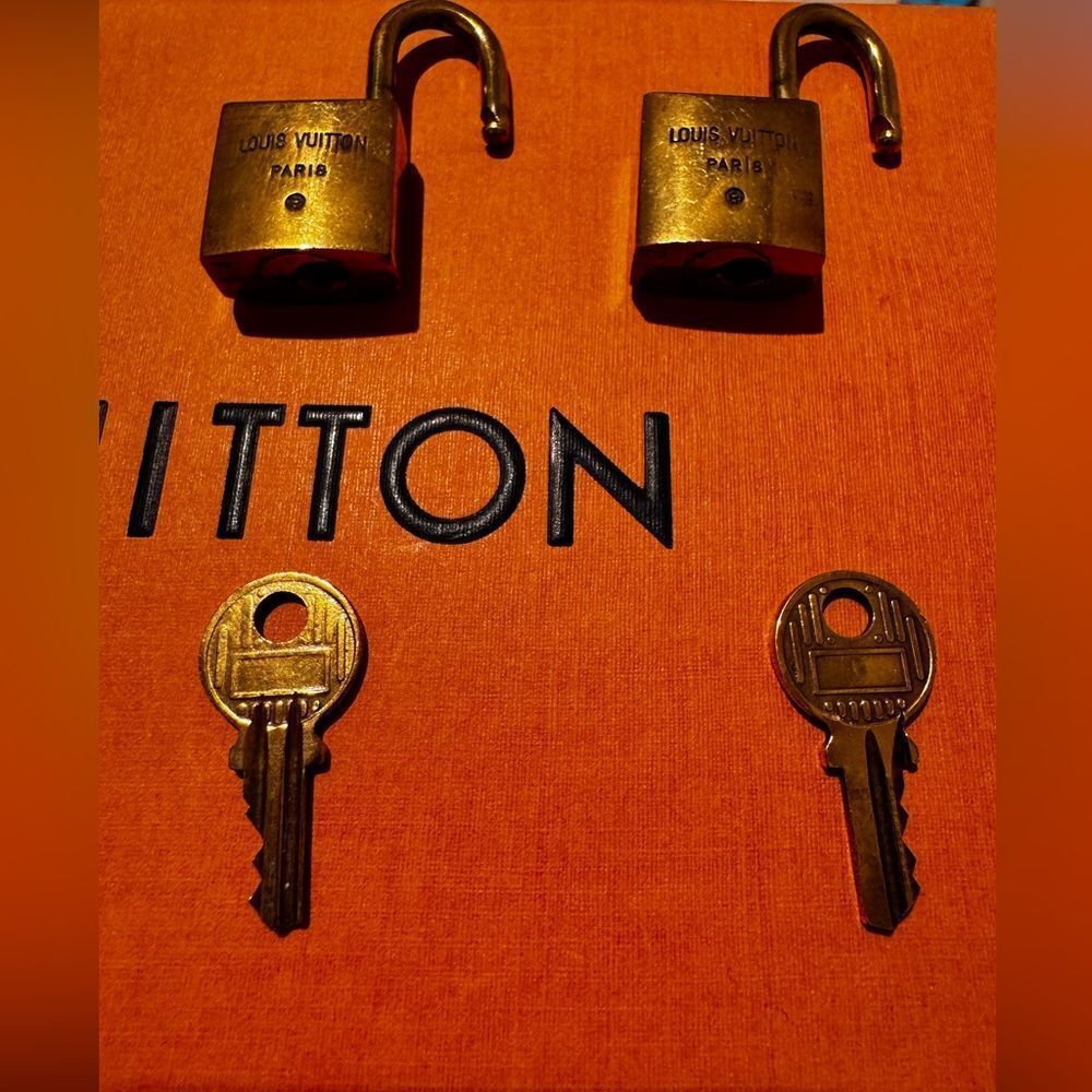 AUTHENTIC VINTAGE LOUIS VUITTON PADLOCK AND KEY
