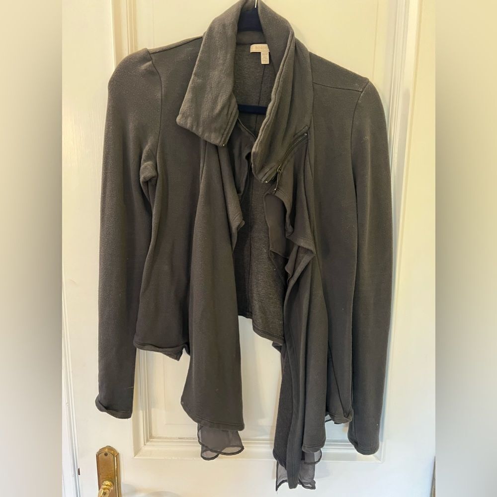 Sweater, jacket with zipper and ruffle