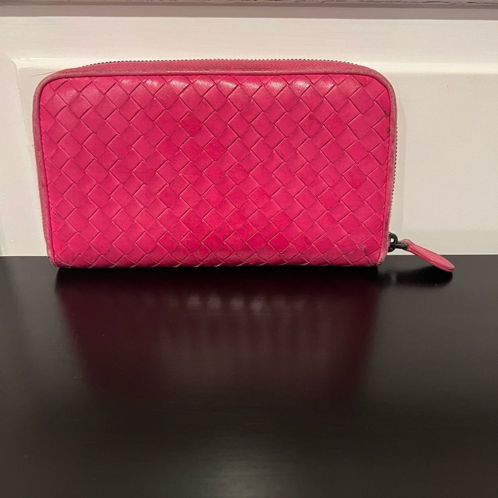 AUTHENTIC BOTTEGA VENETA Zippy WALLET- Pink