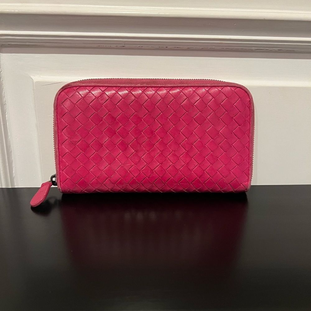 AUTHENTIC BOTTEGA VENETA Zippy WALLET- Pink