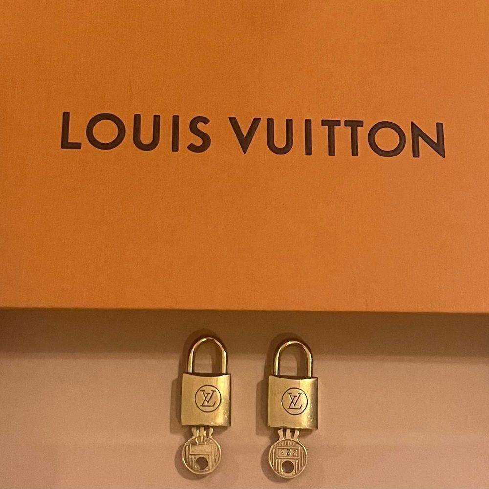 AUTHENTIC VINTAGE LOUIS VUITTON PADLOCK AND KEY