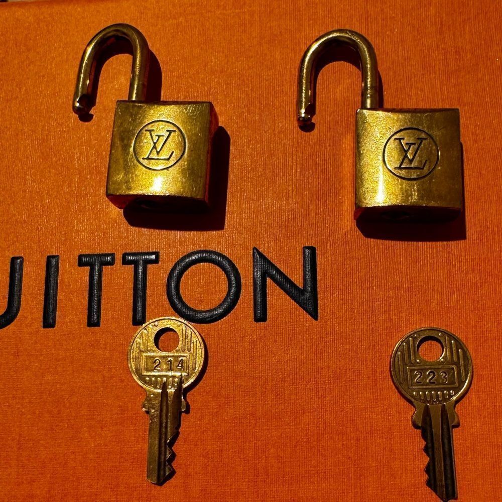 AUTHENTIC VINTAGE LOUIS VUITTON PADLOCK AND KEY
