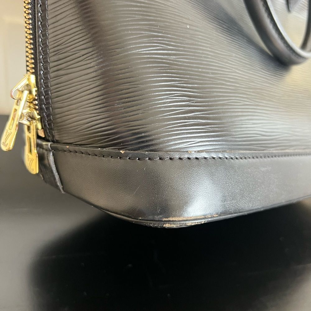 AUTHENTIC LOUIS VUITTON ALMA in Black Epi Leather