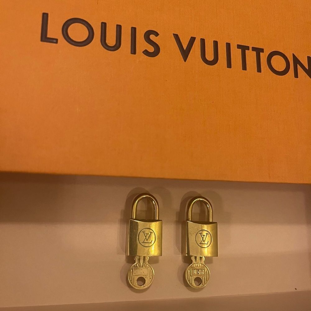AUTHENTIC VINTAGE LOUIS VUITTON PADLOCK AND KEY
