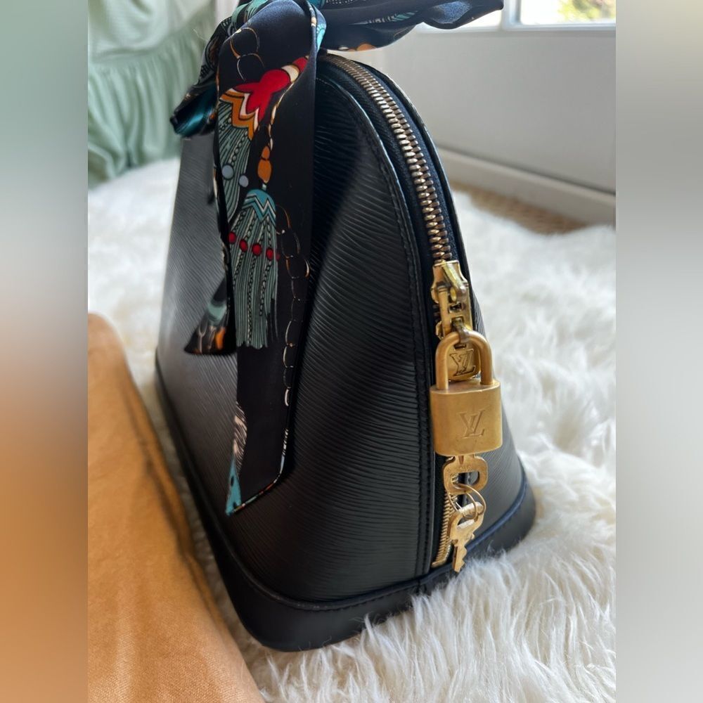 AUTHENTIC LOUIS VUITTON ALMA in Black Epi Leather