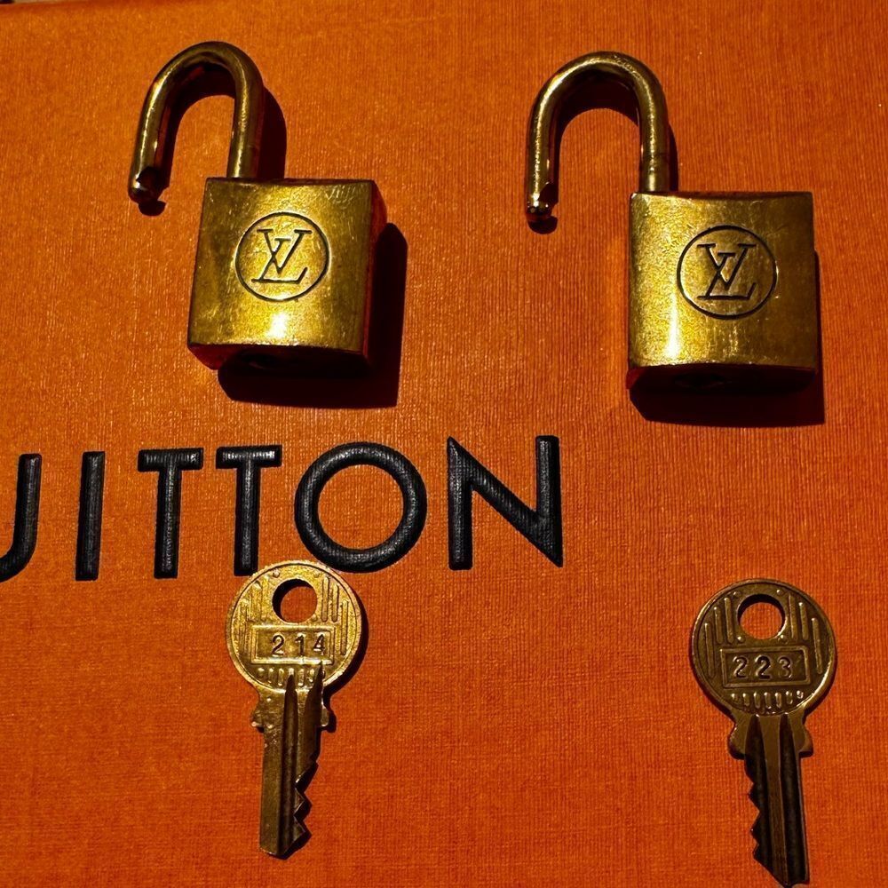 AUTHENTIC VINTAGE LOUIS VUITTON PADLOCK AND KEY