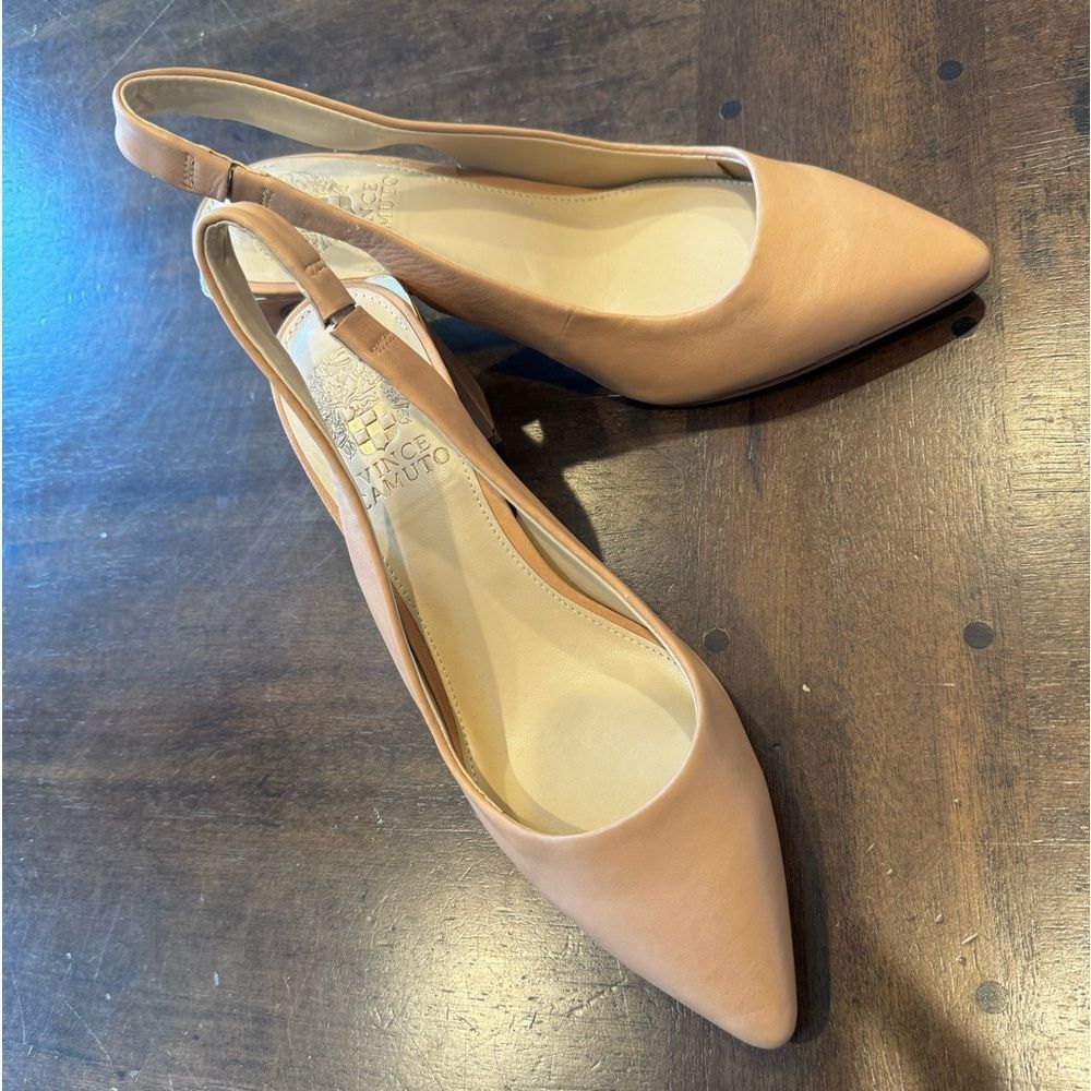 VINCE CAMUTO beige/cream heel shoe