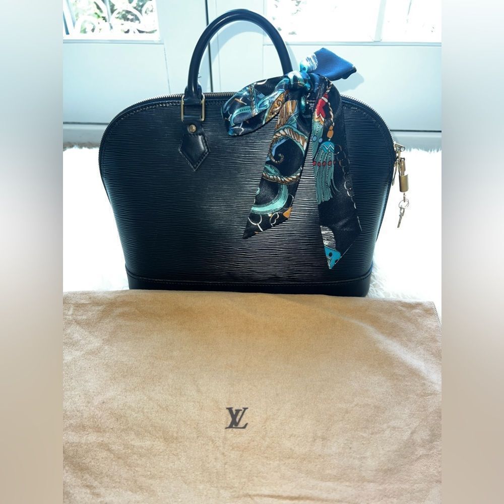 AUTHENTIC LOUIS VUITTON ALMA in Black Epi Leather