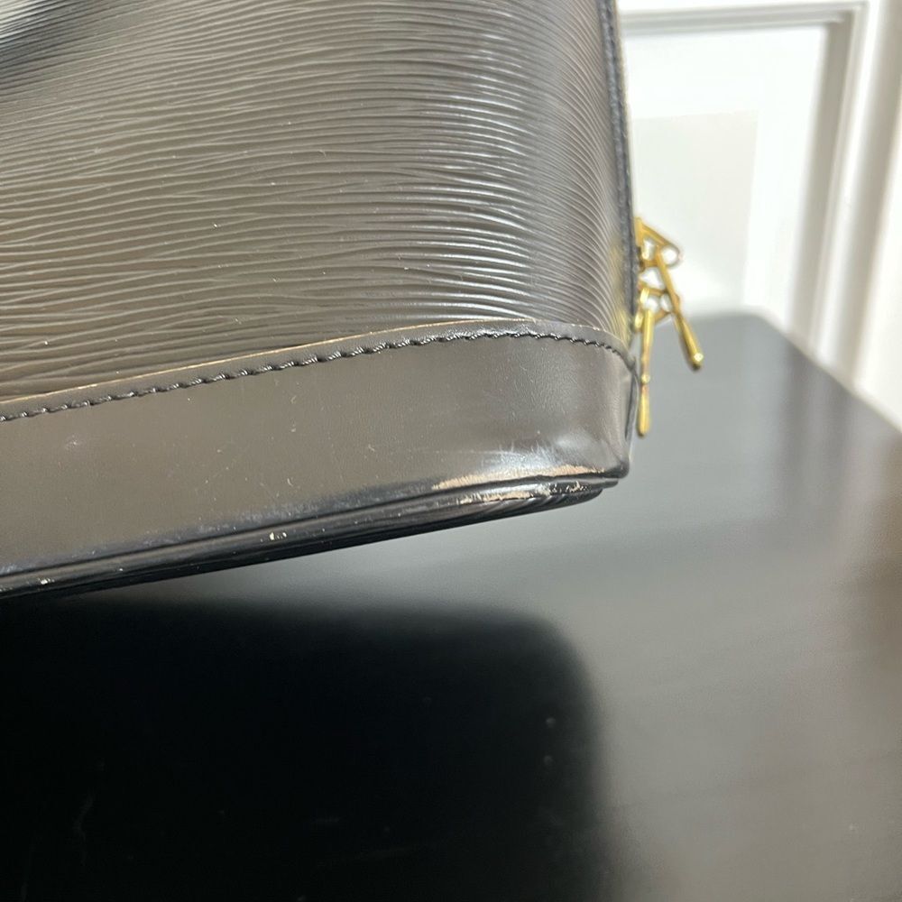 AUTHENTIC LOUIS VUITTON ALMA in Black Epi Leather