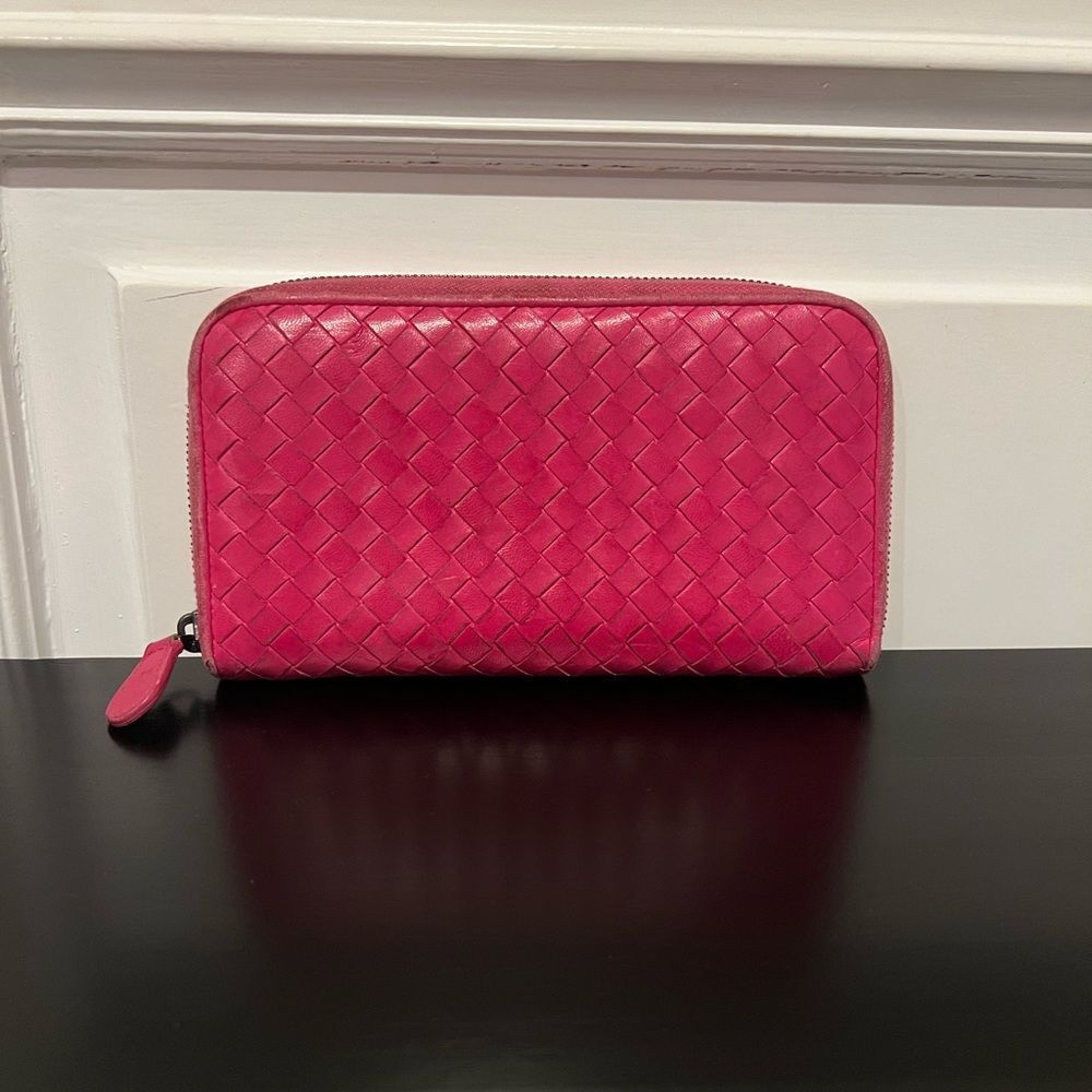 AUTHENTIC BOTTEGA VENETA Zippy WALLET- Pink