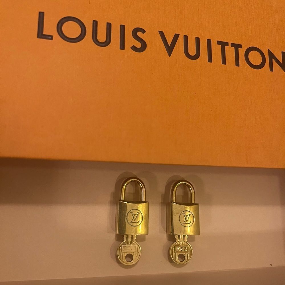 AUTHENTIC VINTAGE LOUIS VUITTON PADLOCK AND KEY