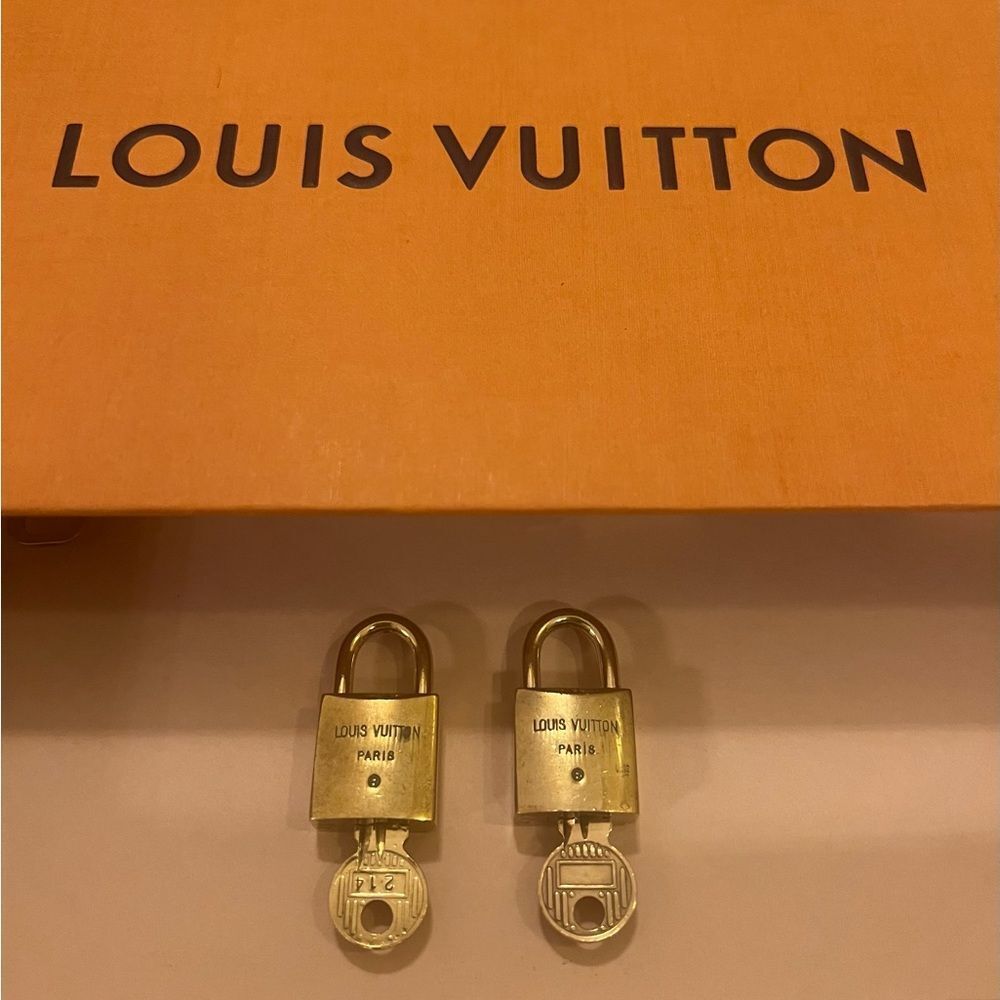 AUTHENTIC VINTAGE LOUIS VUITTON PADLOCK AND KEY