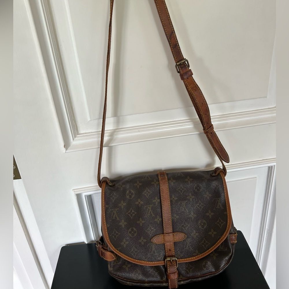 AUTH LOUIS VUITTON MONOGRAM SAUMUR 30 CROSSBODYBAG