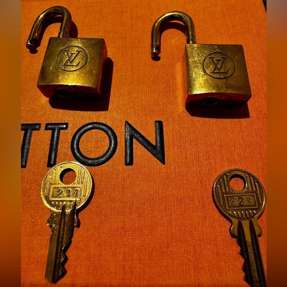 AUTHENTIC VINTAGE LOUIS VUITTON PADLOCK AND KEY
