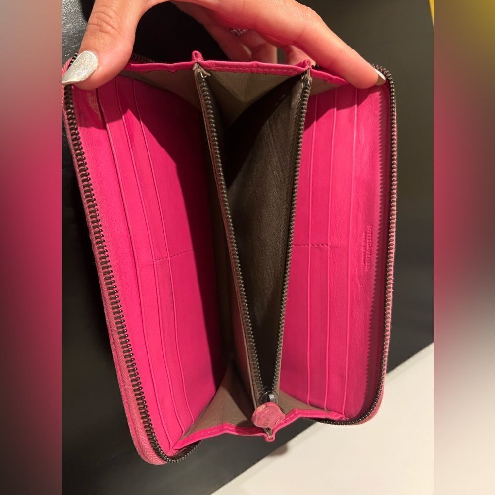 AUTHENTIC BOTTEGA VENETA Zippy WALLET- Pink