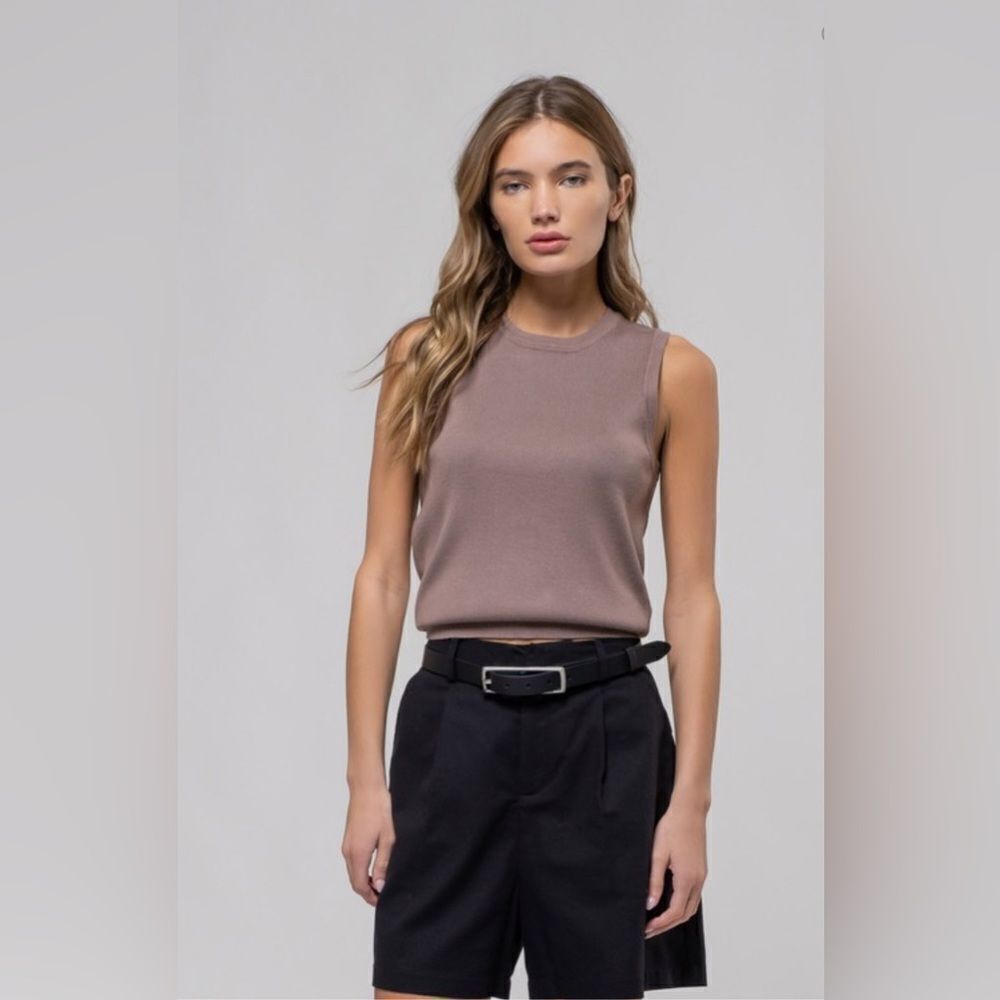 023. CLASSIC SLEEVELESS CREW NECK SWEATER TOP- MOCHA