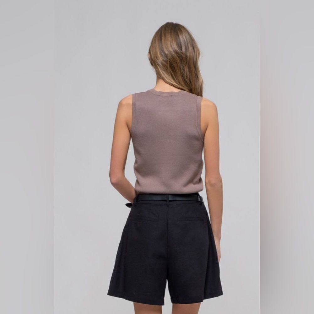 023. CLASSIC SLEEVELESS CREW NECK SWEATER TOP- MOCHA