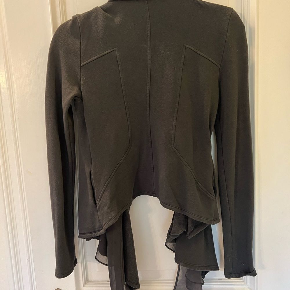 Sweater, jacket with zipper and ruffle